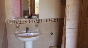 Фото номера Четырехместный номер &quot;Комфорт&quot; Гостиница Guest House Gold crocodile г. Коктебель 8