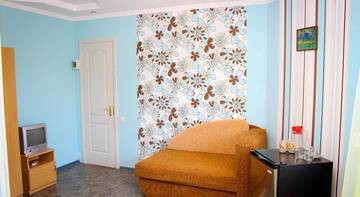 Фото номера Стандартный трехместный номер Гостиница Guest House Dionis г. Коктебель 6