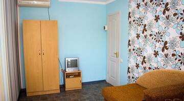Фото номера Стандартный трехместный номер Гостиница Guest House Dionis г. Коктебель 3