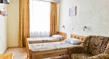 Фото номера Трехместный номер эконом-класса Гостиница Гостевой Дом Прохлада г. Коктебель 2