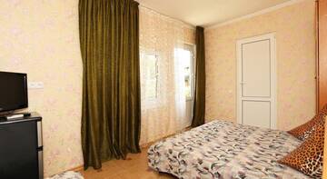 Фото номера Трехместный номер с балконом Гостиница Guest House Mitridat г. Коктебель 5