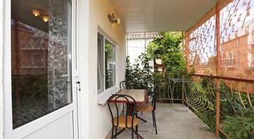 Фото номера Трехместный номер с балконом Гостиница Guest House Mitridat г. Коктебель 2