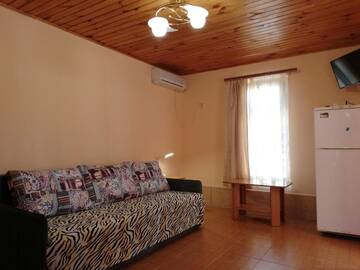 Фото номера Стандартный семейный номер Гостиница Guest House Usadba Glitsiniya г. Коктебель 3