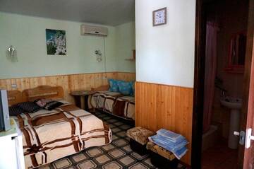 Фото номера Трехместный номер с основными удобствами Гостевой дом Белогорье г. Коктебель 2