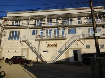 Фото номера Трехместный номер с балконом Отель Кафе Крым г. Коктебель 3